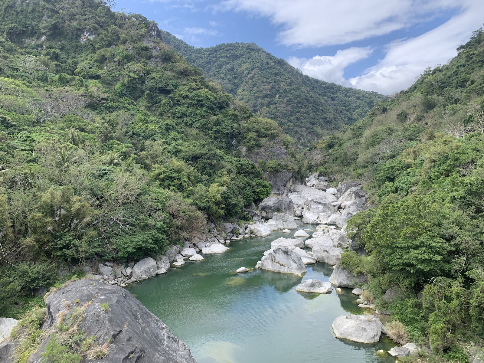 泰源幽谷舊東河橋俯瞰翠綠溪水與巨石峽谷景色