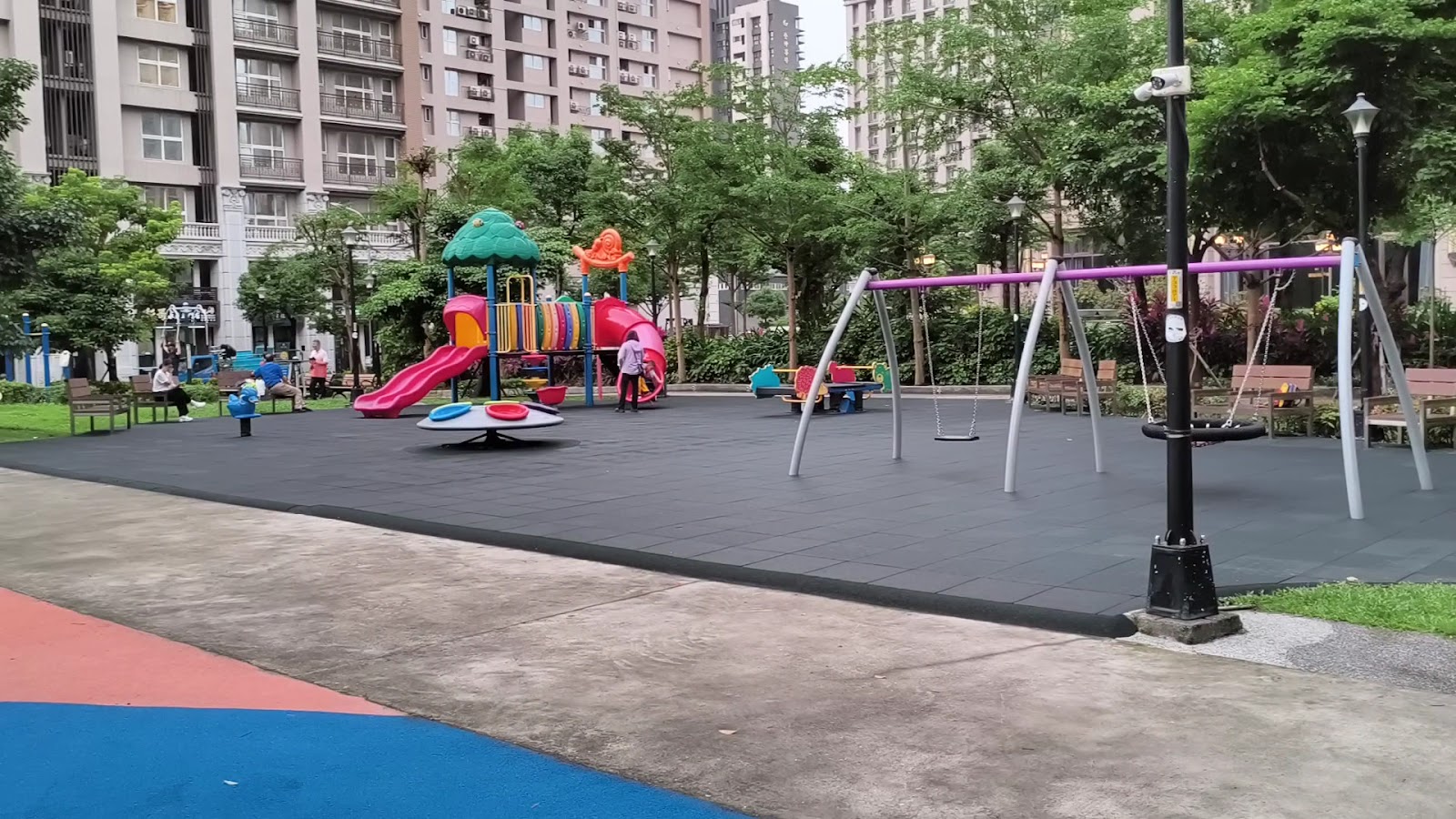 芳洲公園遊樂場溜滑梯與鞦韆
