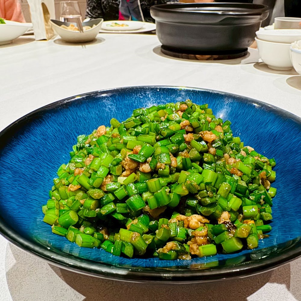 韭菜炒肉末裝盤於藍色碟中,色澤鮮明