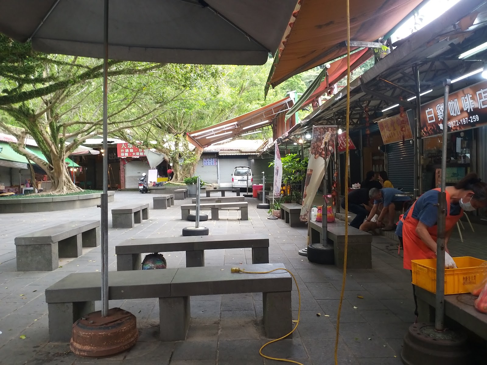 行修宮廟埕美食小舖市集，大傘棚下石桌椅