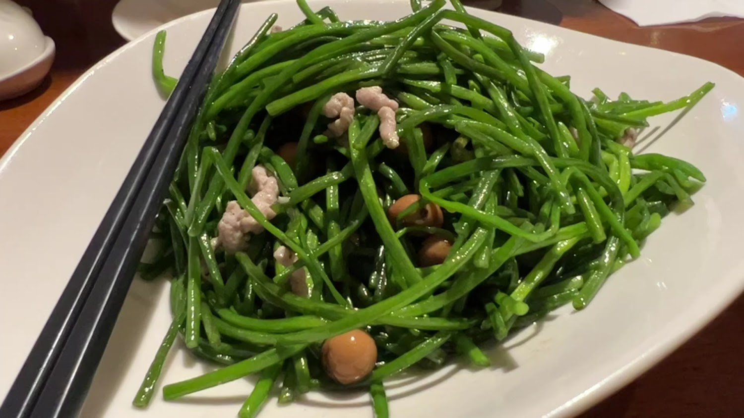 炒水蓮搭配豬肉碎與菇類