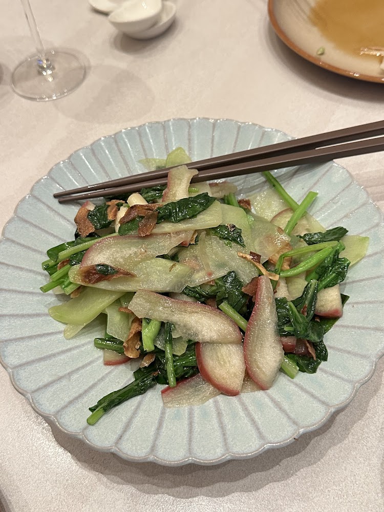 青蔬熱炒置於淺藍色盤中,擺盤清爽