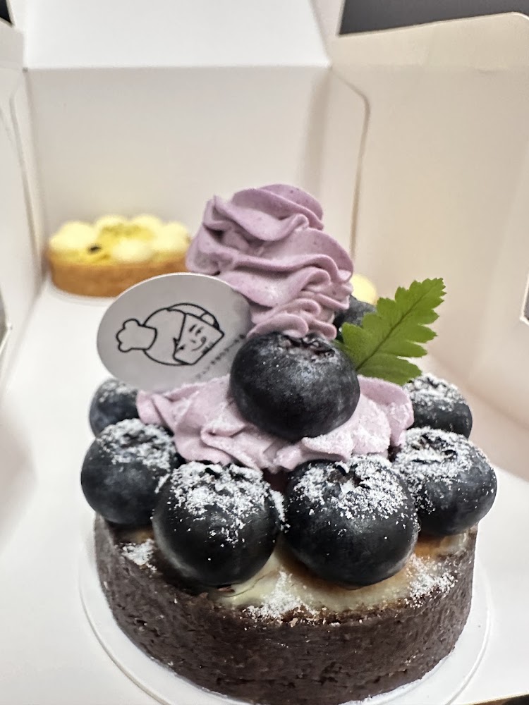 藍莓甜點與紫色奶油裝飾