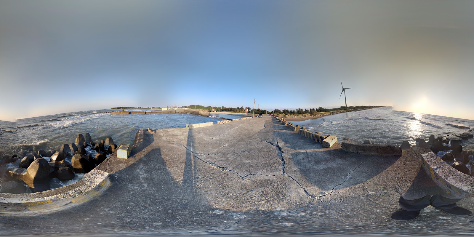 鳳坑漁港防坡堤360度全景,兩側海浪,右側風力發電機