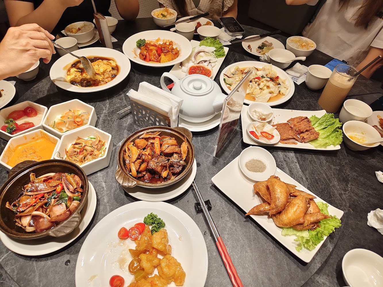 白玉樓經典台菜台北店多人合菜桌面