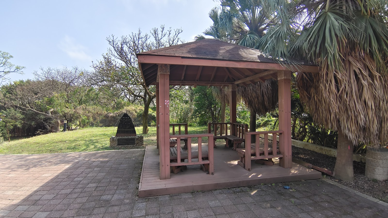 白沙岬燈塔園區木造涼亭廣場,椰子樹藍天,休閒步道環境