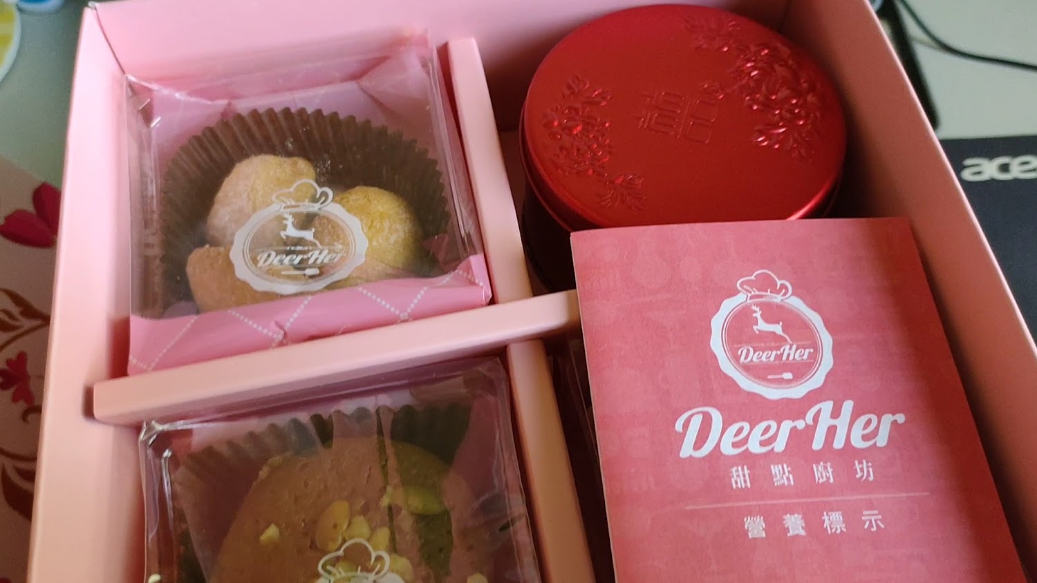 DeerHer甜點廚坊禮盒與紅色鐵盒