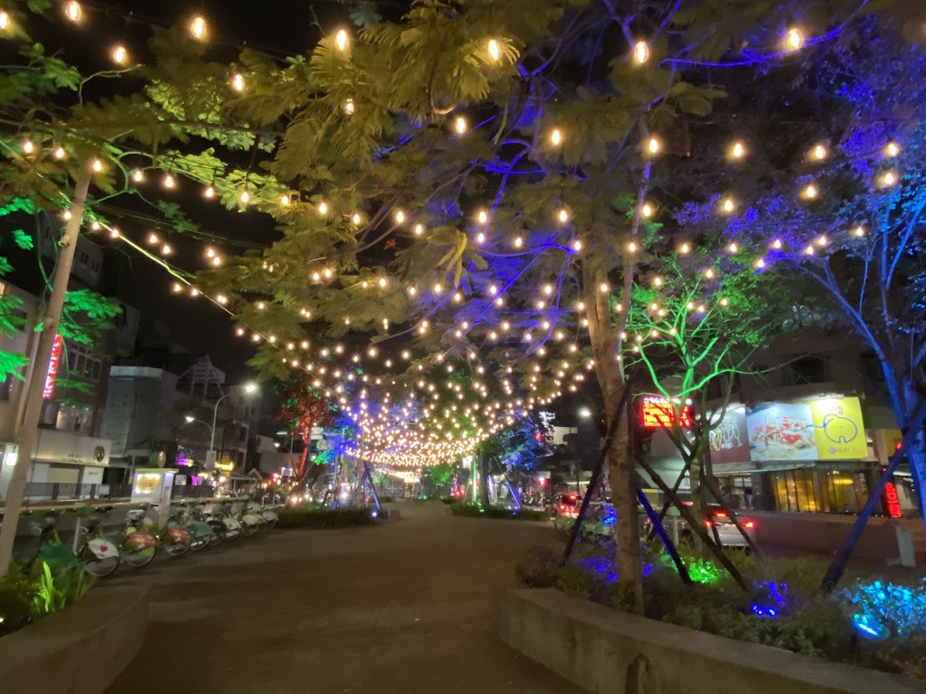 台南海安路藝術街夜間燈光氛圍