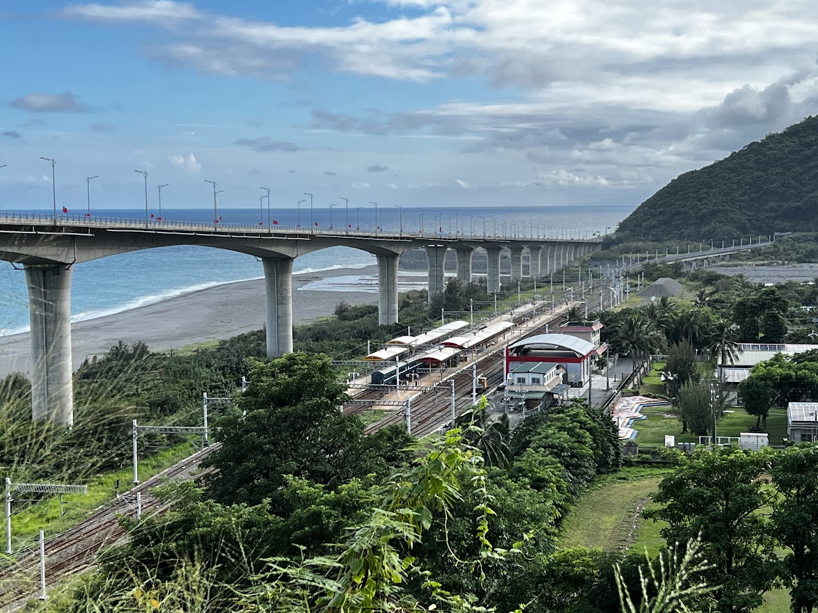 金崙南迴鐵路高架橋下海岸景觀太平洋台東太麻里