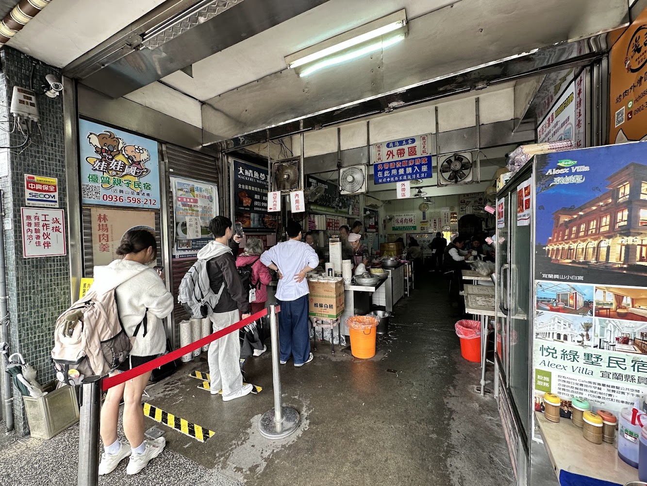 林場肉羹店門口與排隊人潮