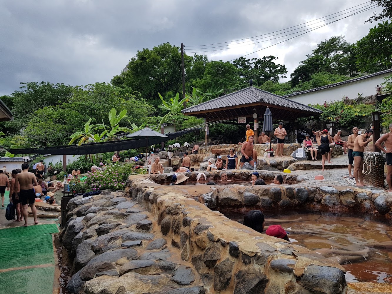 戶外溫泉池與泡湯旅客