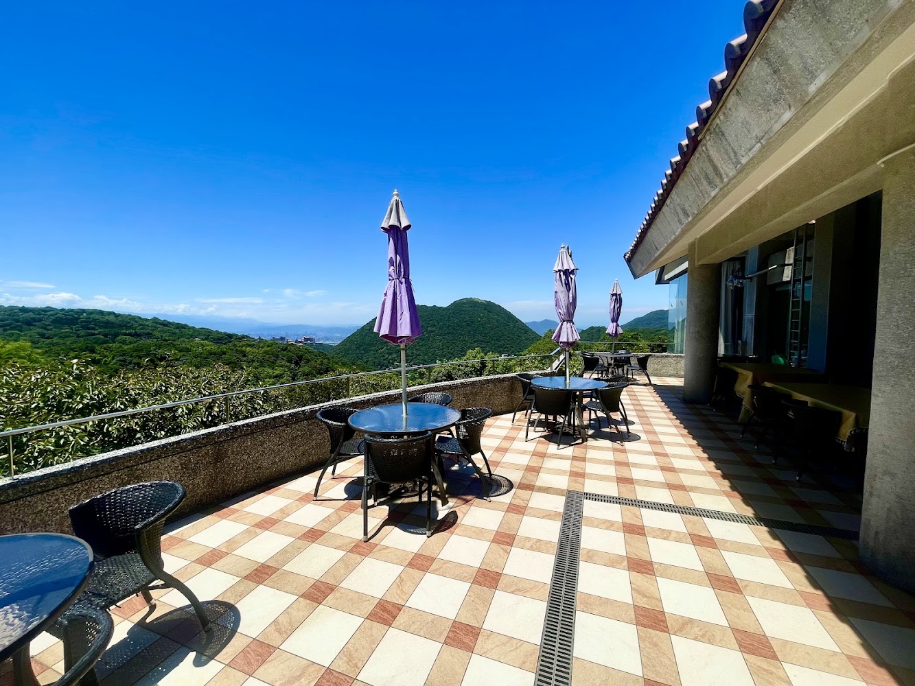 菁艷景觀餐廳露天座位區與山景