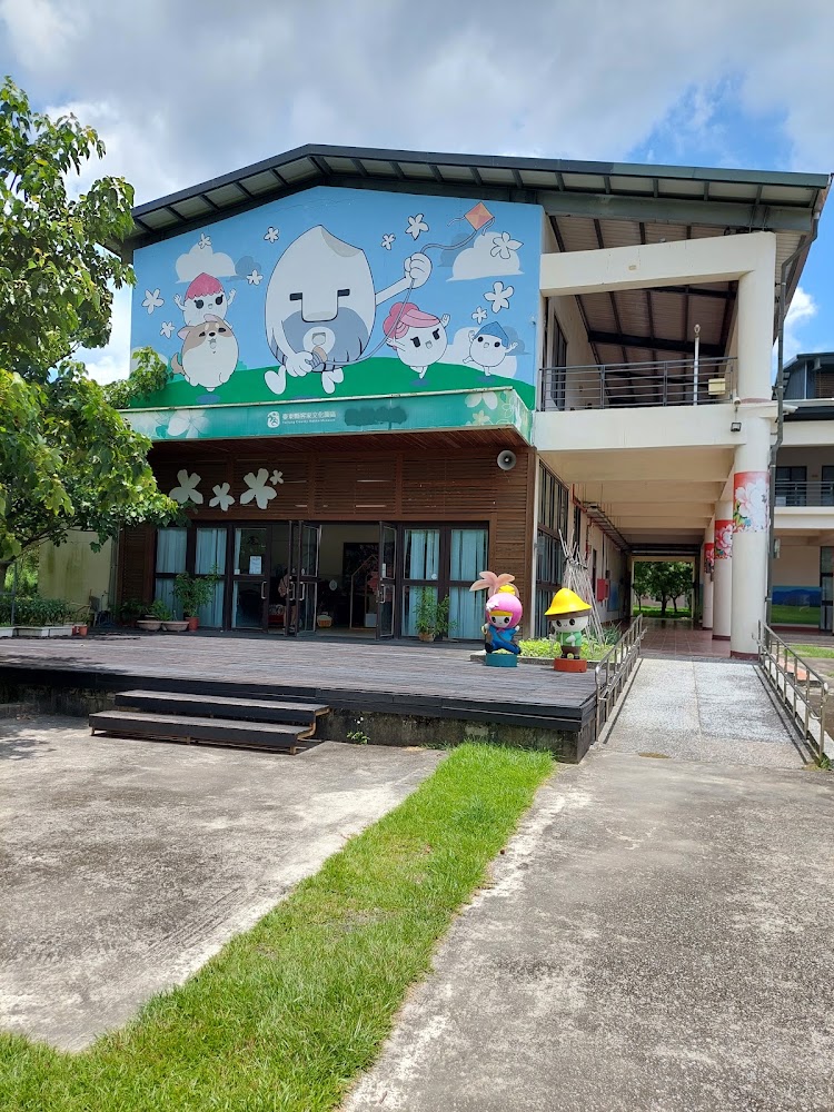 台東縣客家文化園區室內活動場景，前方有主持與觀眾