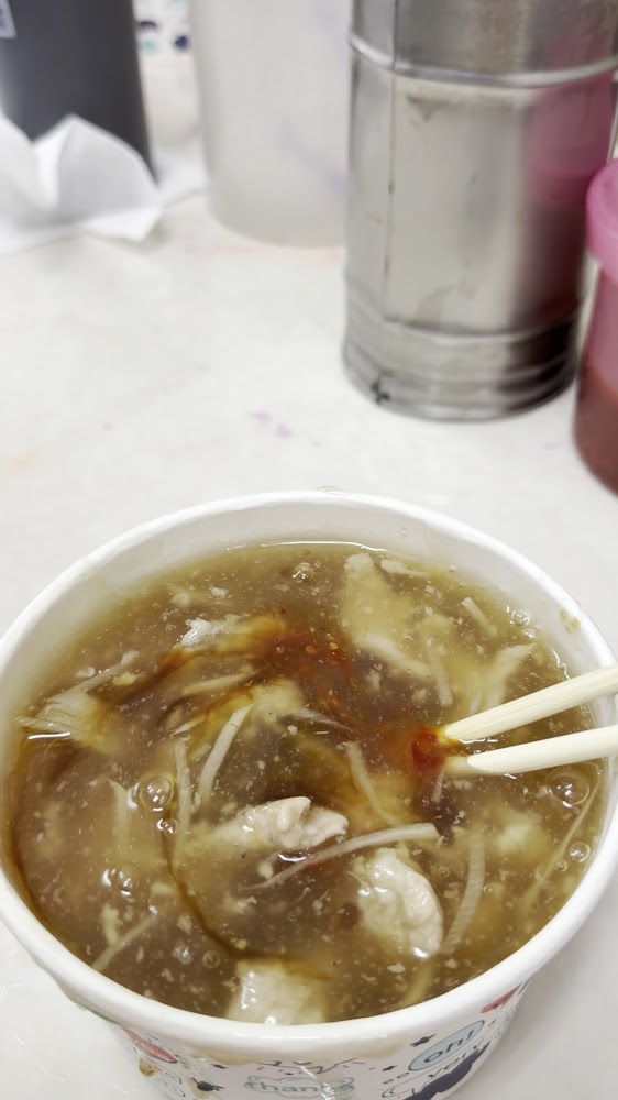 一碗林場肉羹，湯面濃稠帶肉絲與筍絲