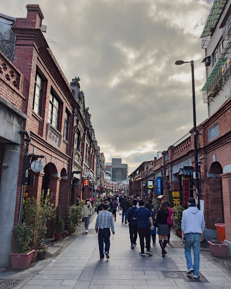 三峽老街紅磚拱廊與熱鬧行人街景