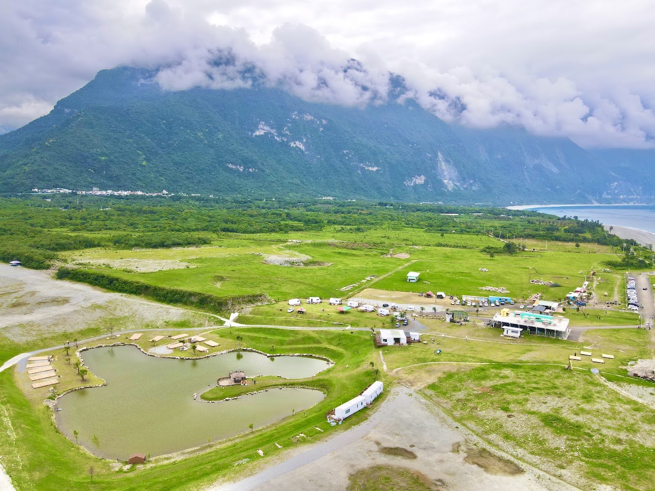 崇德瑩農場草原湖泊與營地景色
