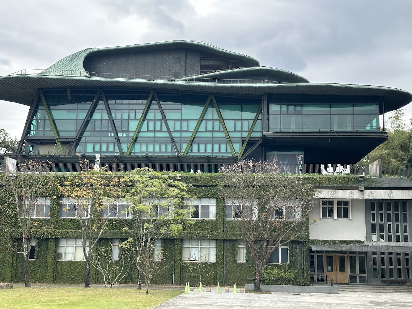 綠色屋頂與藤蔓覆蓋的雲門劇場建築