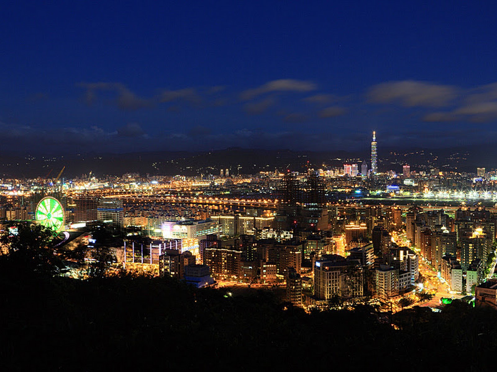 劍南蝶園觀景台夜景摩天輪與101同框