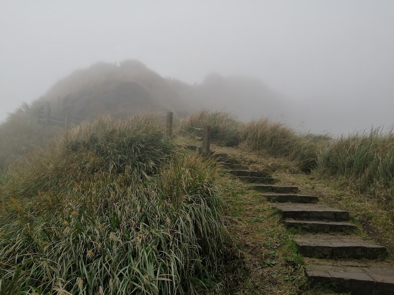 擎天崗石階步道與濃霧山頭