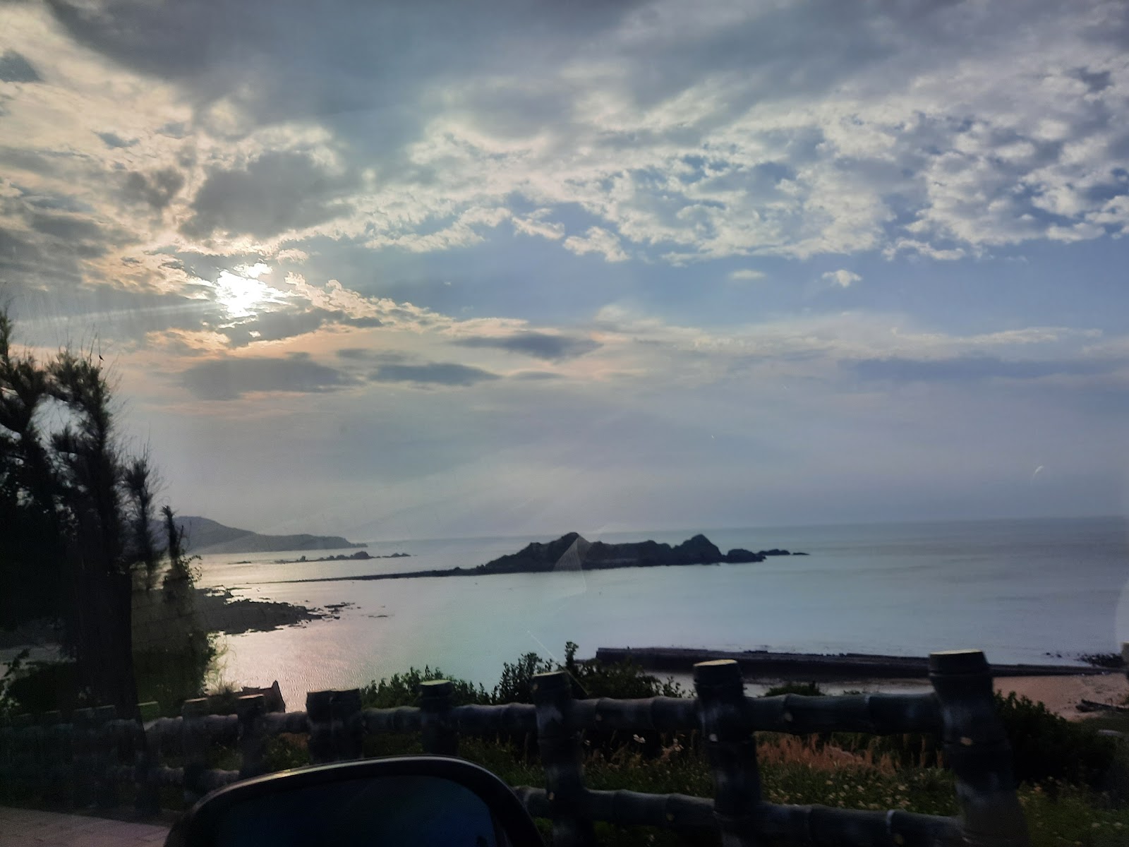 東莒島燈塔黃昏海景，遠方礁岩剪影