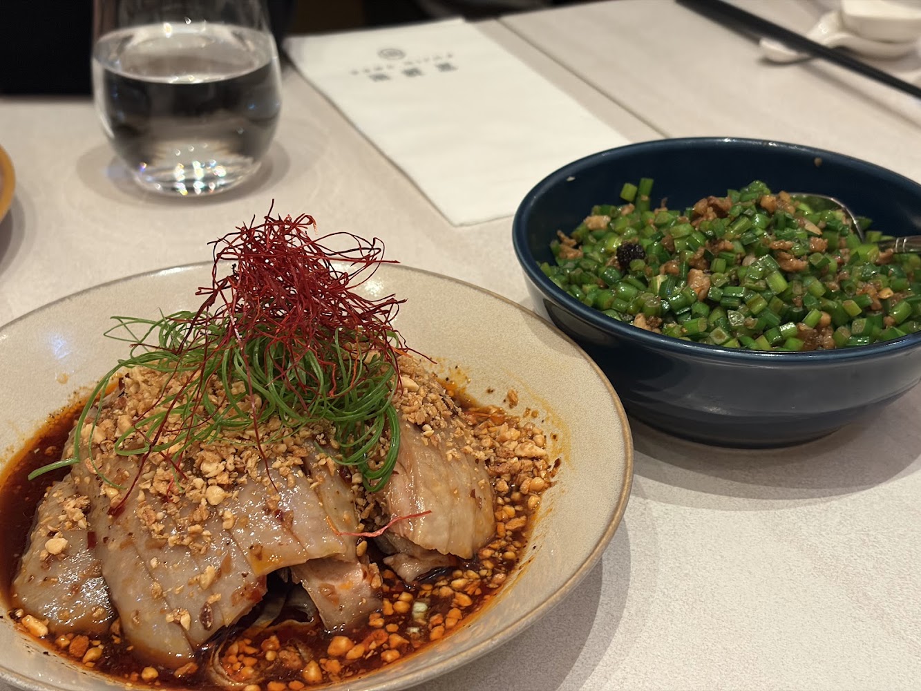 口水雞與韭菜炒豬肉末兩道中式菜餚同桌呈現