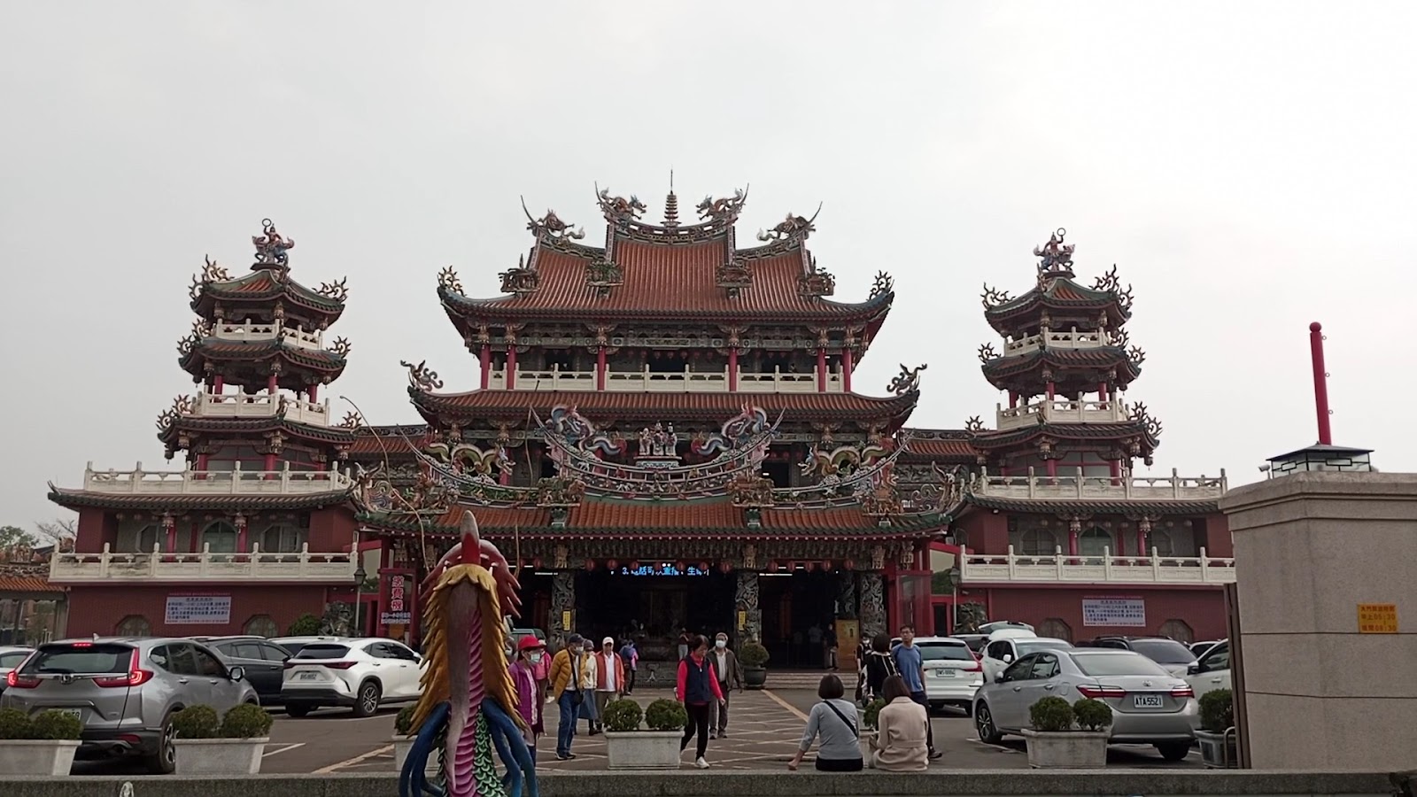 龍潭南天宮廟埕前廣場與香客