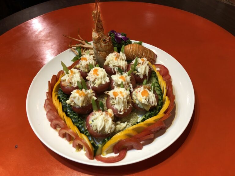 磚窯古早料理南港創始店龍蝦冷盤擺盤精美,搭配蔬菜與海鮮