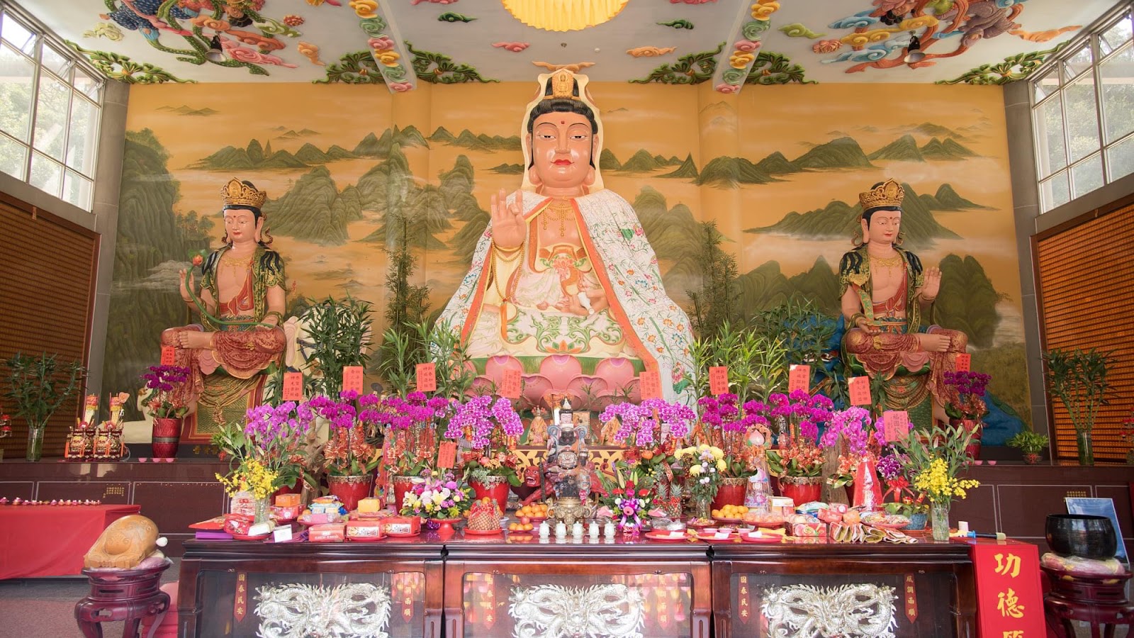 南天宮殿內神像與信眾祭拜供桌