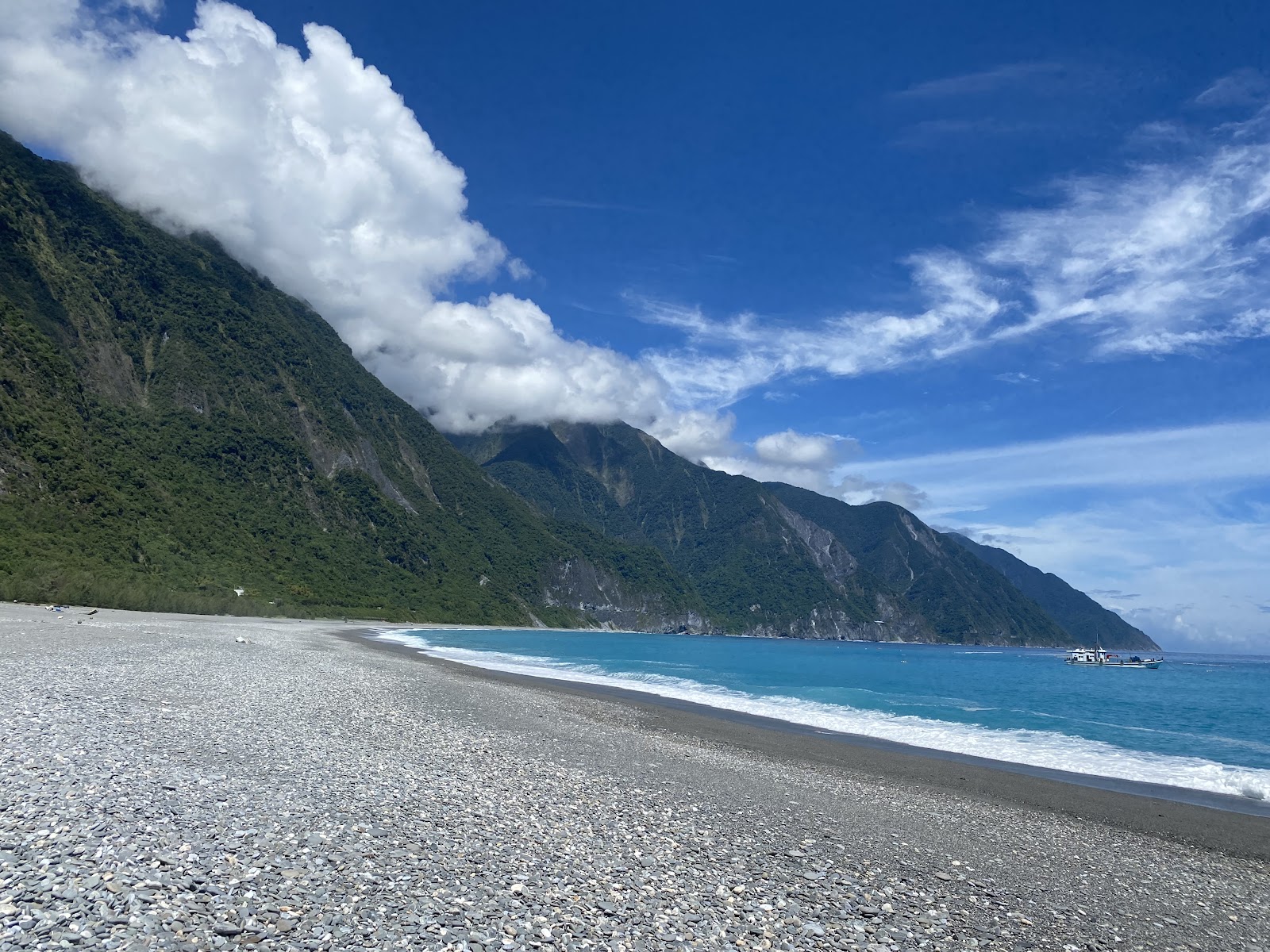 崇德礫灘全景,礫石海灘、翠綠山壁與湛藍太平洋
