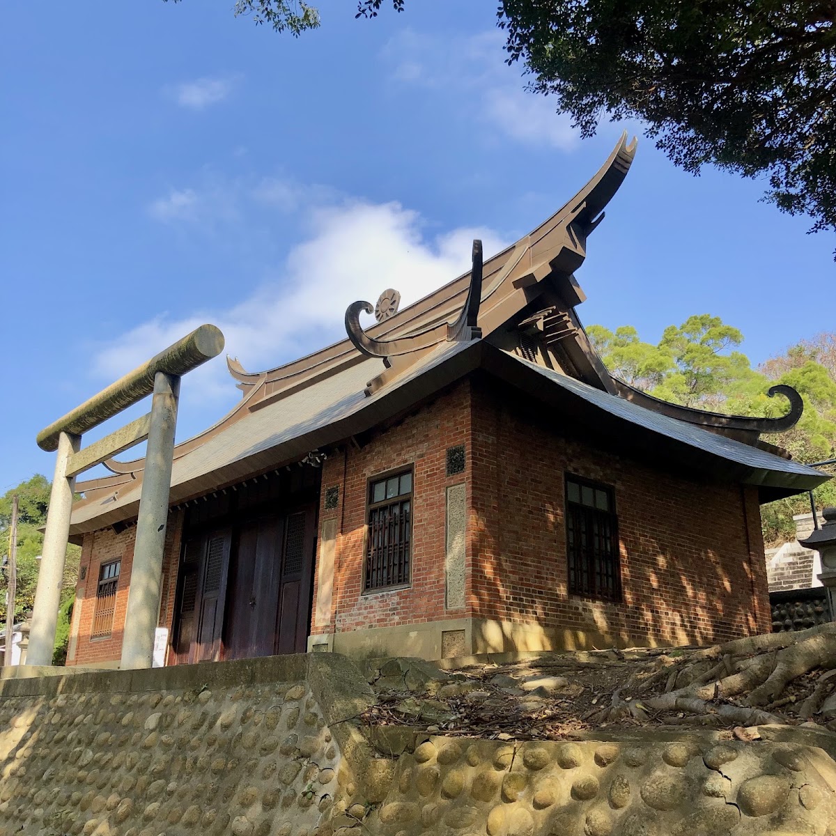 日露戰役望樓紀念碑白色高塔矗立於藍天下,通霄神社園區內歷史地標
