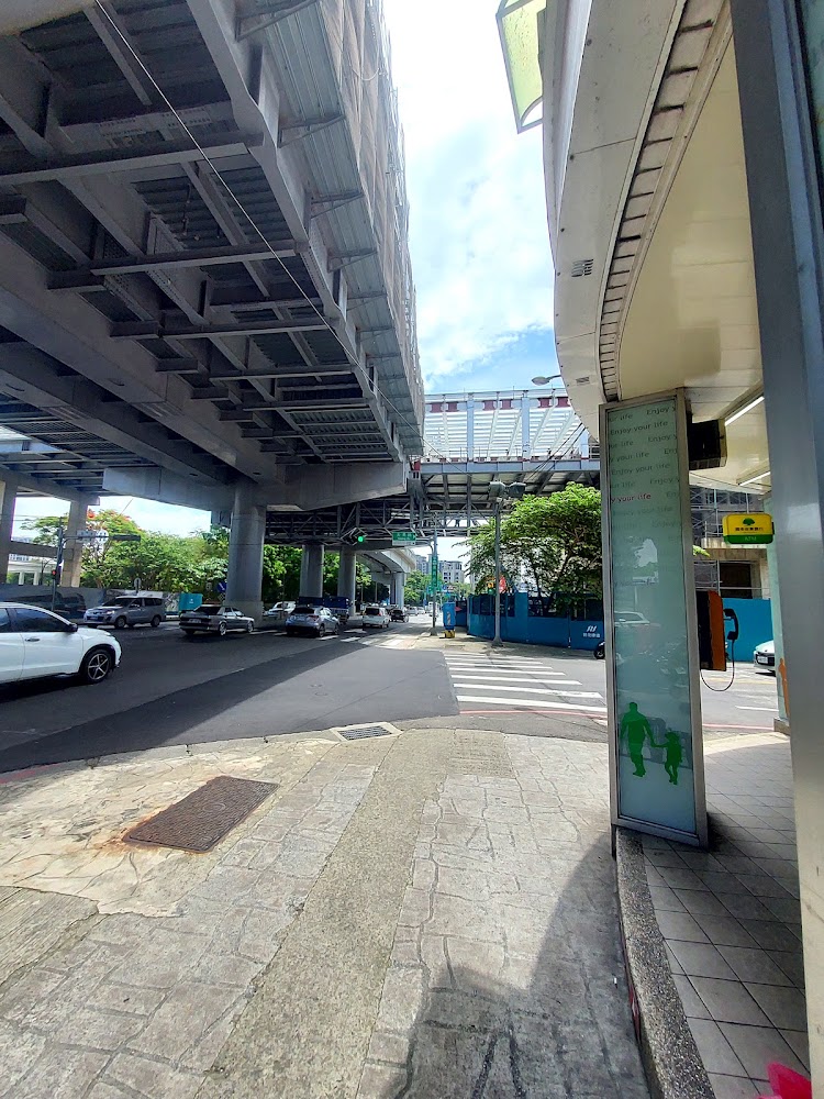 臺北大學站附近道路與高架橋