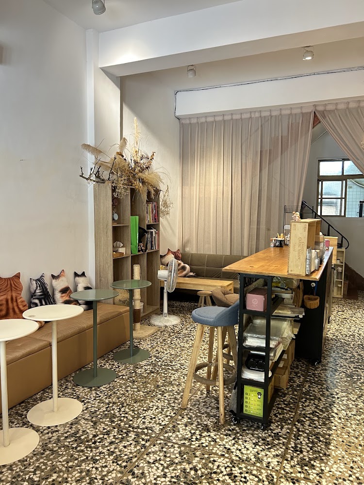 常果子店內空間，有長椅、小圓桌與木質吧台