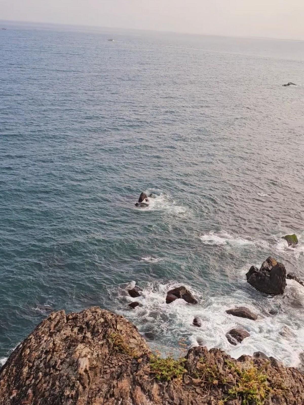 北關海潮公園單面山礁岩俯瞰海浪