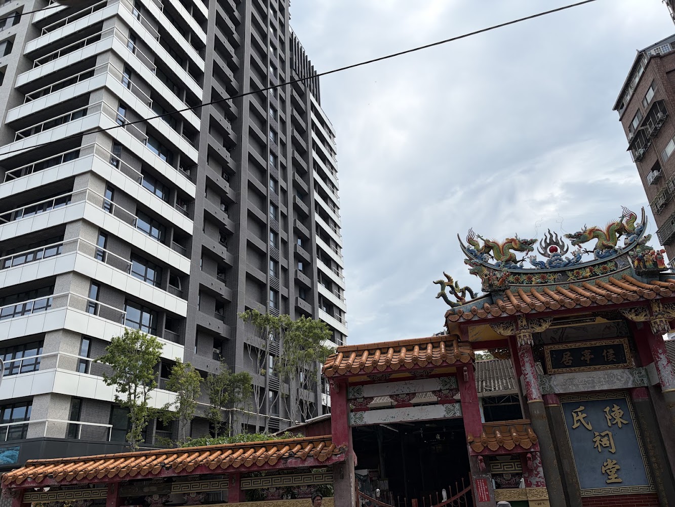 現代高樓與傳統廟宇並列的城市景觀