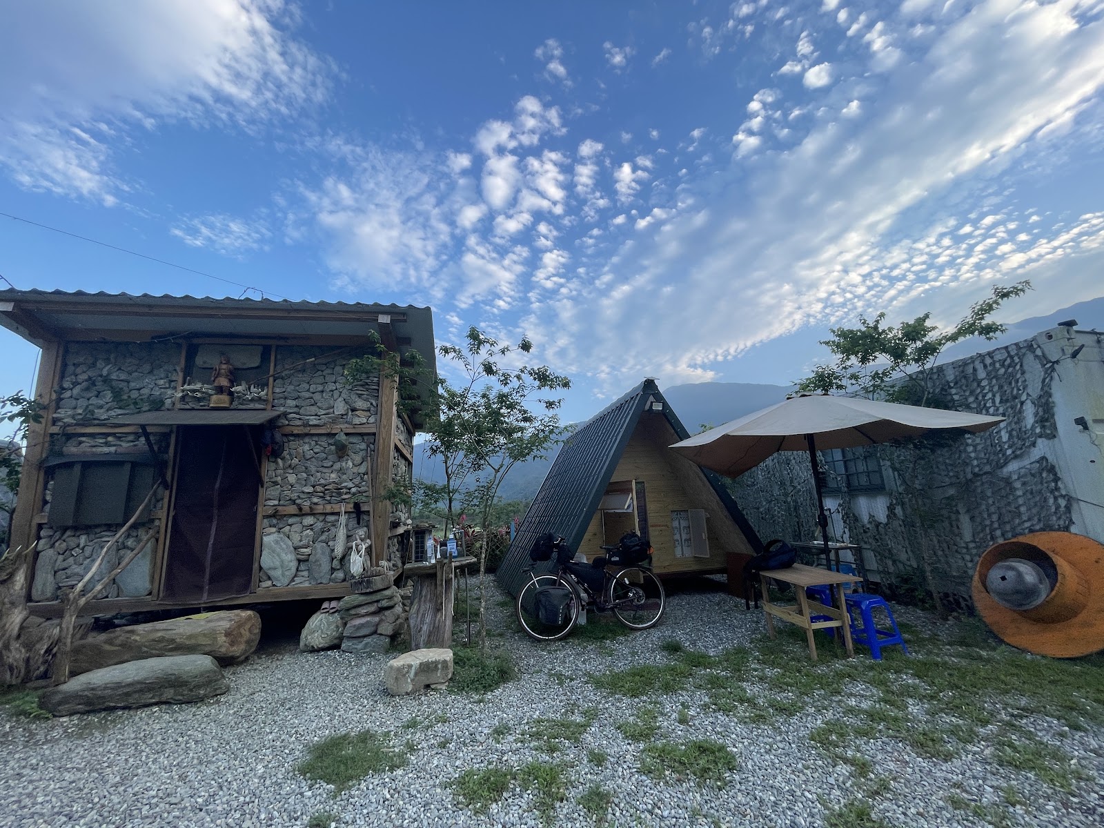 小木屋內部住宿空間,木質地板與簡約臥鋪