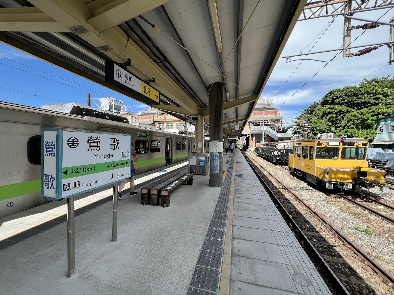 鶯歌月台站牌與列車畫面