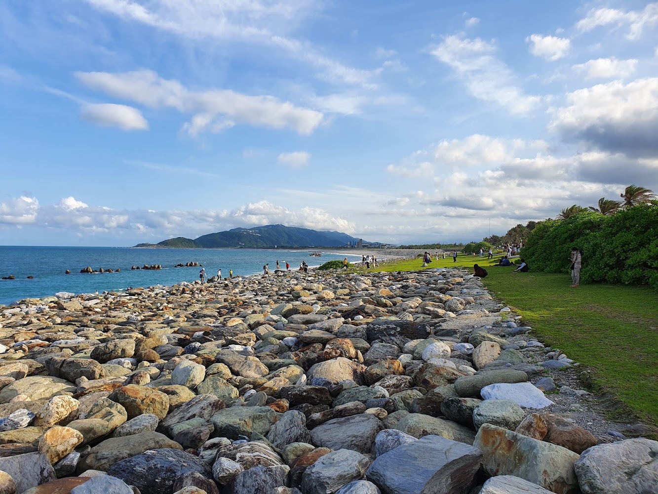 太平洋公園礫石海岸與山景