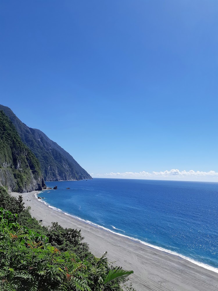 崇德休憩區海灘與山海景觀