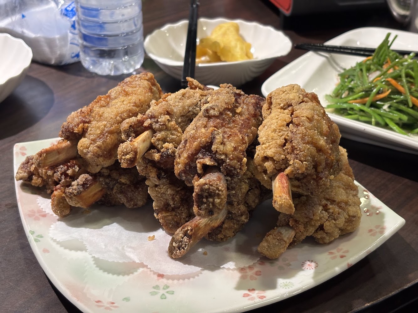 幾塊酥炸排骨整齊疊放在花紋瓷盤上
