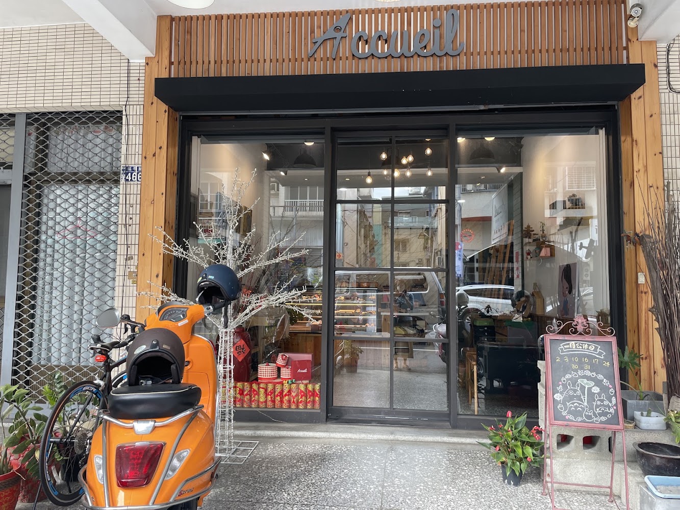 艾格伊店面外觀,木質裝潢與玻璃門面十分醒目