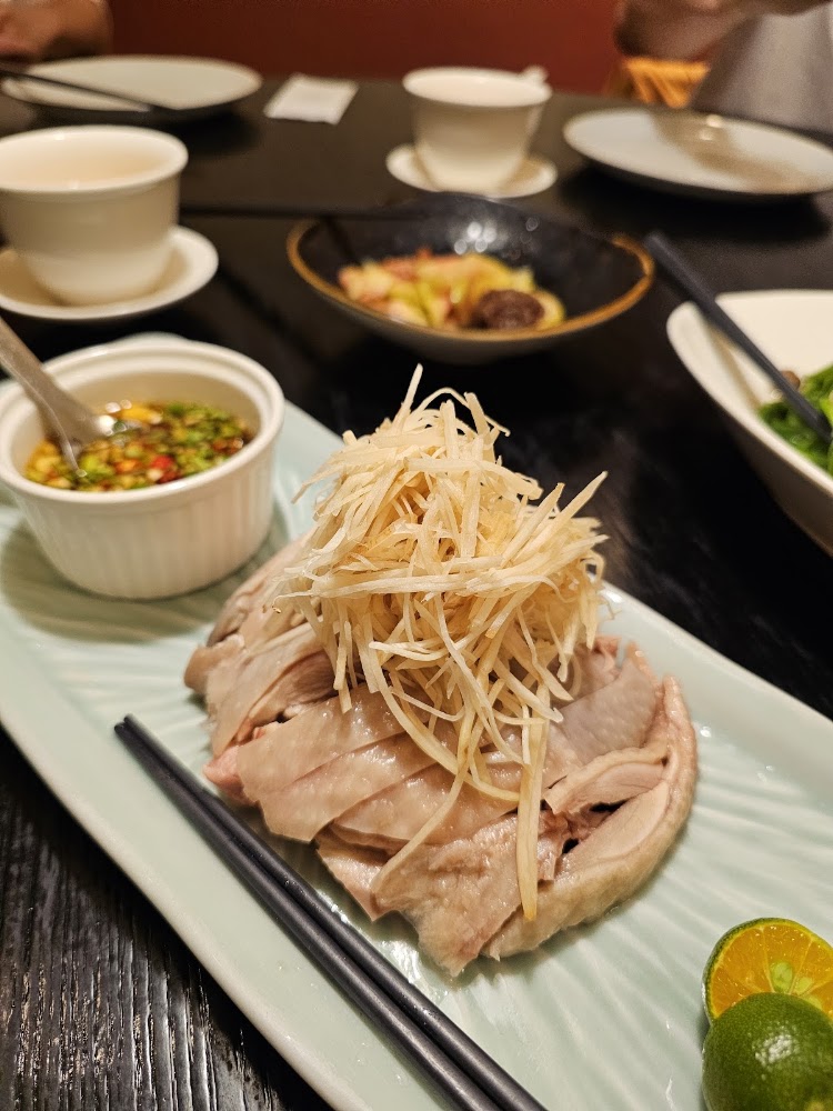 富錦樹台菜香檳敦北店白斬雞搭配薑絲與沾醬