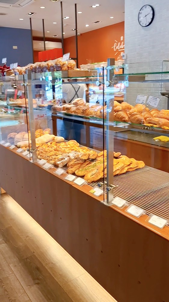 店內麵包展示櫃