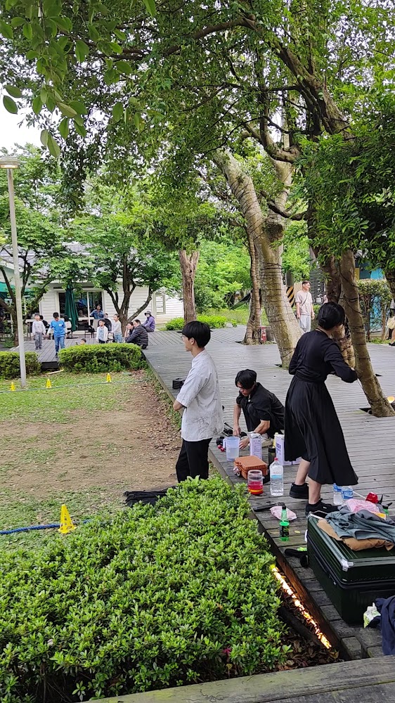 戶外樹蔭下活動空間