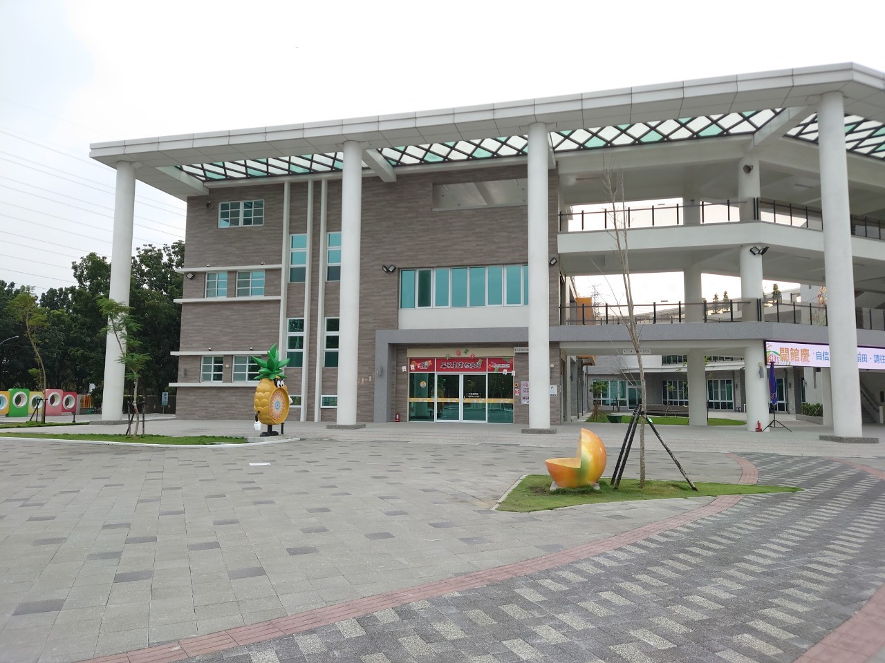 屏東縣農業物產館外觀柱廊建築