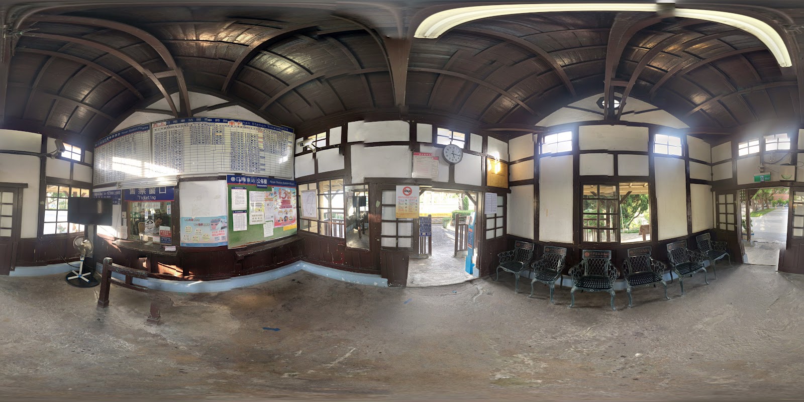 日南車站古樸候車室室內全景，木椅板凳傳統格局一覽無遺