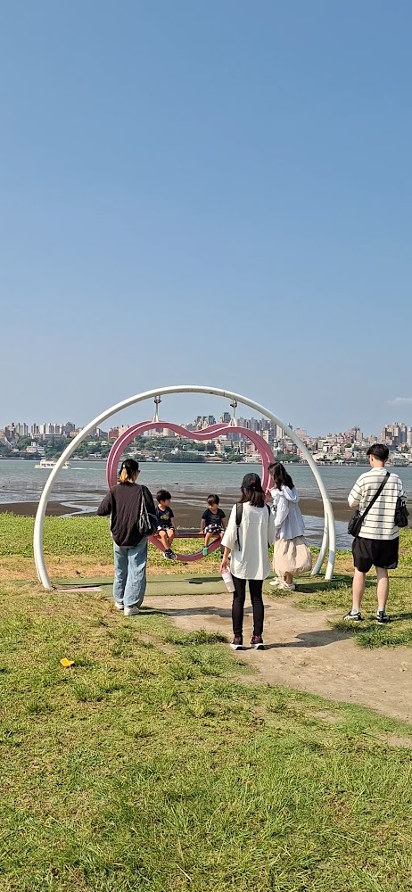 八里左岸公園心形鞦韆與草地
