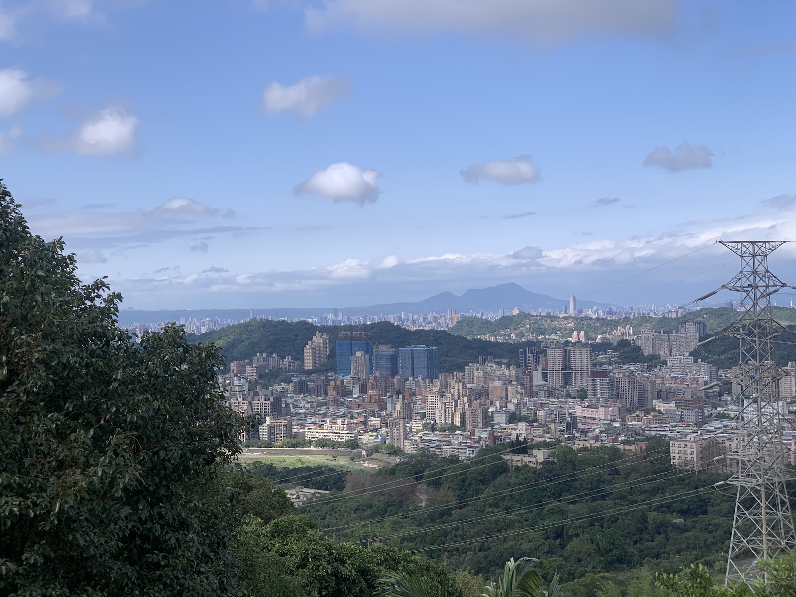 樟山寺遠眺台北市區天際線，可見高壓電塔與遠山