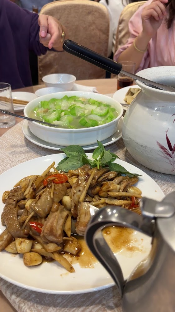 多人聚餐桌菜場景