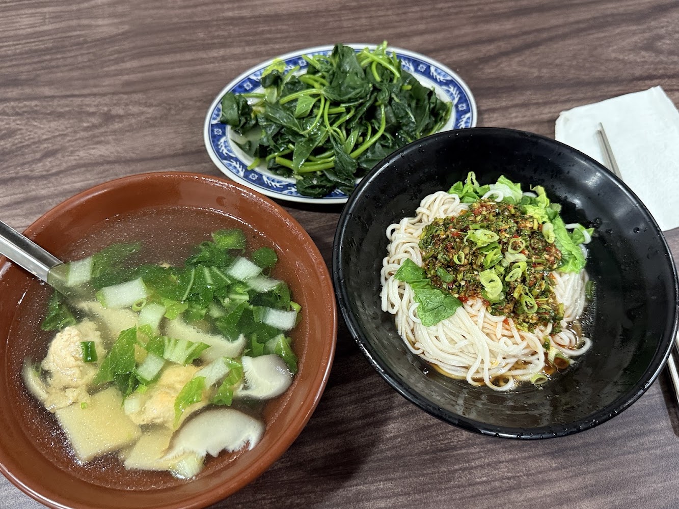 湯餛飩燙青菜與拌麵組合