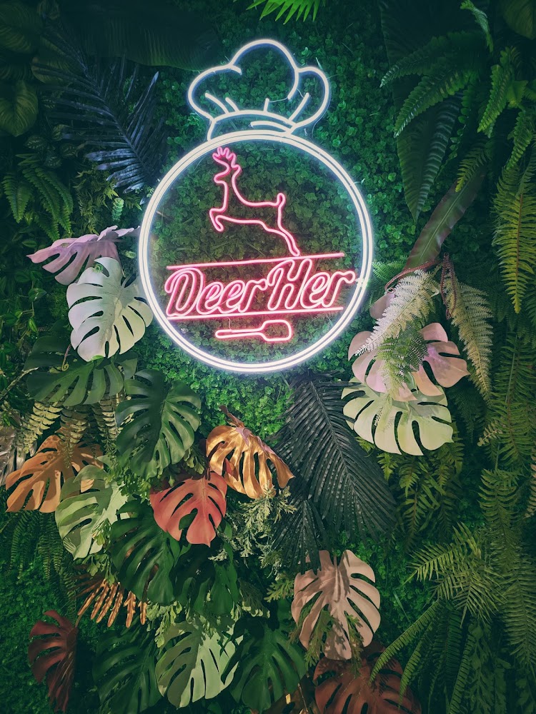 DeerHer甜點廚坊霓虹招牌與鹿圖案